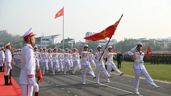 Lễ diễu binh là dịp thu hút hàng chục nghìn du khách trong và ngoài nước