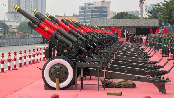 Mở màn với 21 loạt đại bác và Quốc thiều hùng tráng