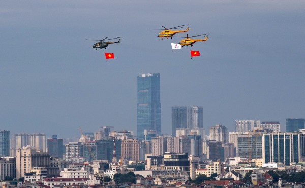 Đội hình không quân biểu diễn những màn bay chào mừng