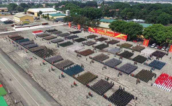 Các đơn vị thuộc quân đội, công an và dân quân tự vệ diễu binh