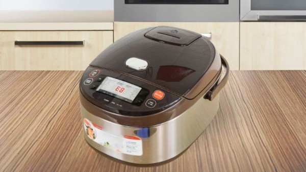 Lỗi E8 xảy ra khi có sự cố giao tiếp giữa bo mạch công suất và bo điều khiển