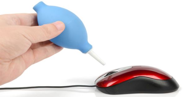 Vệ sinh con lăn để loại bỏ bụi bẩn