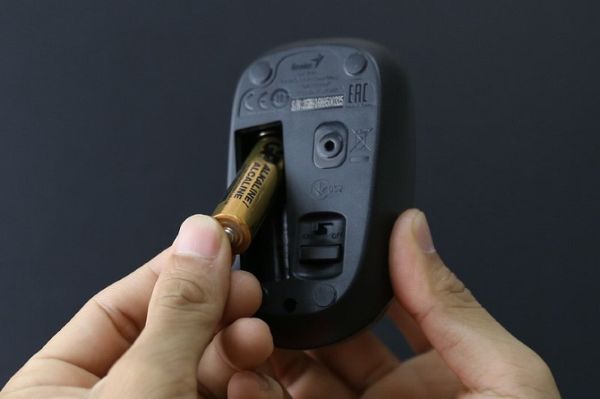 Kiểm tra và thay pin để đảm bảo nguồn điện cho chuột hoạt động