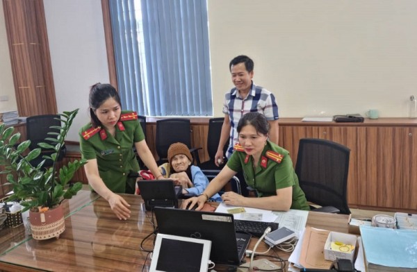 Người dân đến trực tiếp cơ quan Công an cấp xã, phường để thực hiện thủ tục