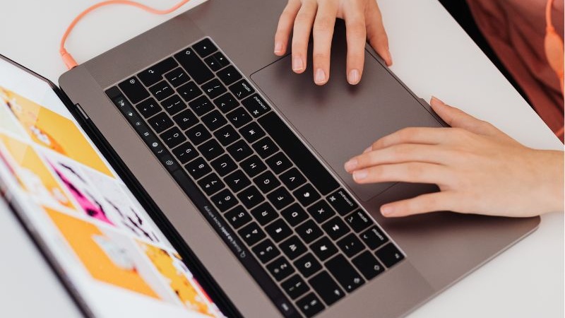 Touchpad trên các dòng laptop cho phép thao tác và điều khiển máy tính nhanh chóng