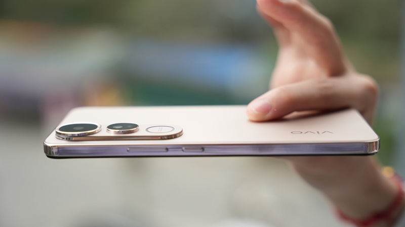 Vivo V50 Lite mang phong cách thiết kế phẳng, hiện đại