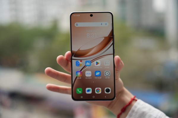 Vivo V50 Lite trang bị màn hình AMOLED 6.77 inch, Full HD+