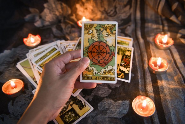 Bói bài Tarot online phụ thuộc vào nhiều yếu tố