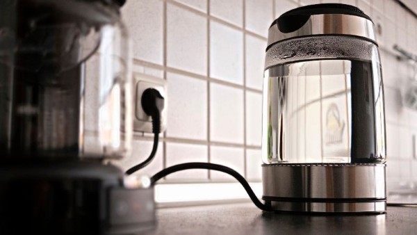 Không nên đun nước liên tục bằng ấm siêu tốc nhiều lần