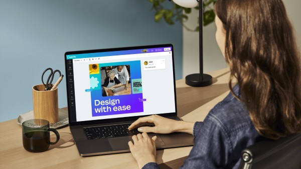 Sử dụng laptop cấu hình ổn định khi thiết kế Canva