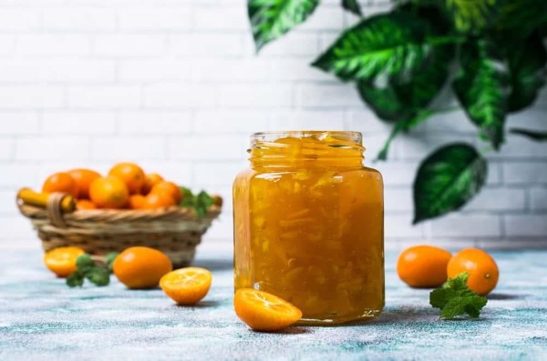 Cho tắc xí muội vào hũ thủy tinh sạch, đậy nắp kín