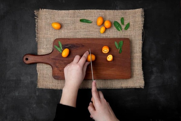 Cắt đôi quả tắc và vắt lấy nước, bỏ hạt