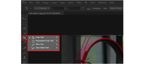 Chọn Crop Tool (phím tắt C)