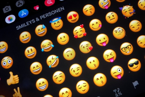 Facebook emoji được tích hợp tại các khu vực có chức năng nhập nội dung