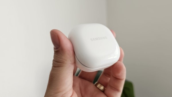 Hộp sạc Galaxy Buds FE thiết kế quen thuộc