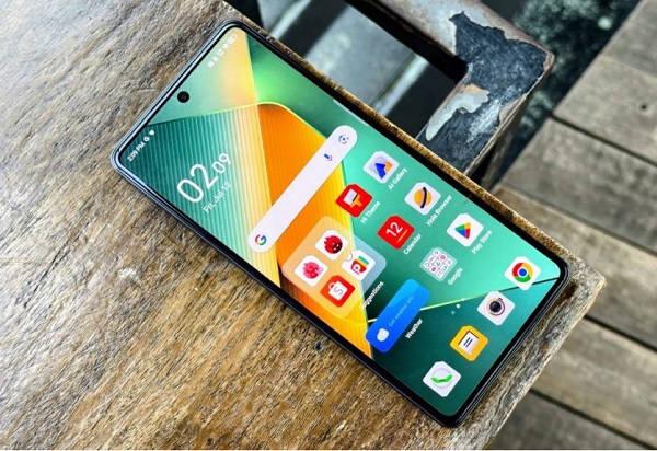 A hand holding a cell phone

Description automatically generated