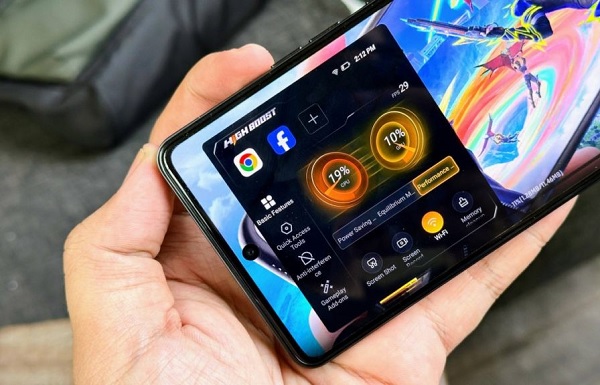 A hand holding a cell phone

Description automatically generated