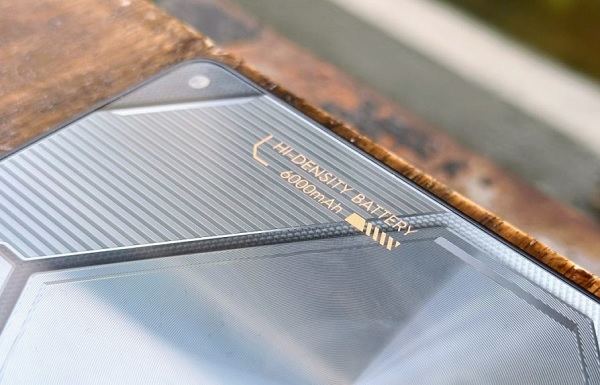 A hand holding a cell phone

Description automatically generated