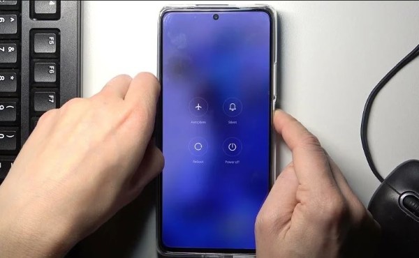 Nhấn giữ nút nguồn và chọn Khởi động lại