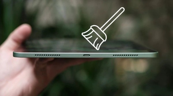 Làm sạch bụi bẩn và mảnh vụn bám trong cổng sạc iPad