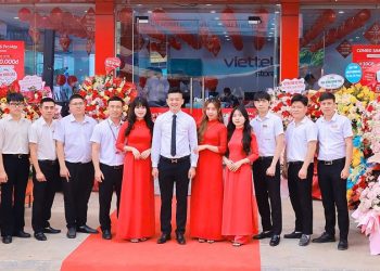 Tưng bừng khai trương siêu thị Viettel Store mới