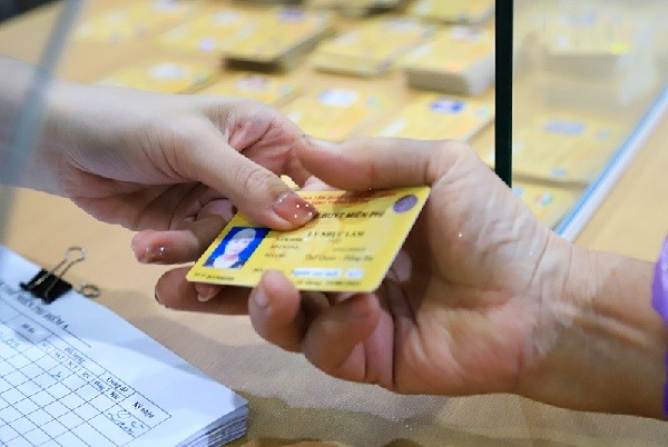 Mang theo các giấy tờ cần thiết đến điểm nhận thẻ xe buýt miễn phí