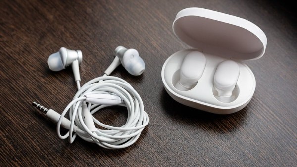 Tai nghe điện thoại là phụ kiện không thể thiếu