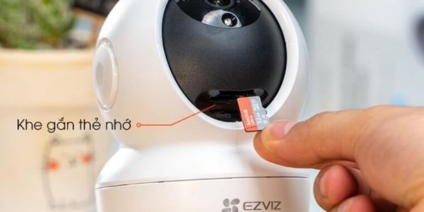 Lắp thẻ nhớ microSD đúng theo chiều hướng dẫn trên khe cắm