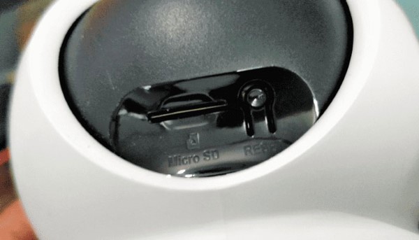 Bụi bẩn bám vào khe cắm ảnh hưởng đến khả năng tiếp xúc với thẻ