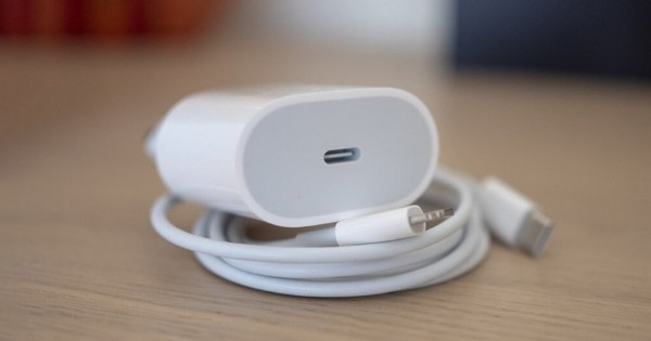 Người dùng nên sử dụng cáp sạc và củ sạc chính hãng