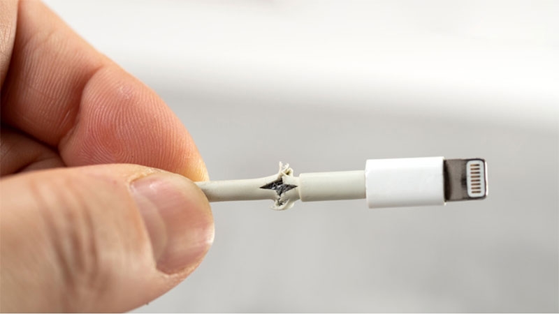 Dây sạc iPhone bị gãy, đứt ngầm hoặc hư hỏng do tác động vật lý