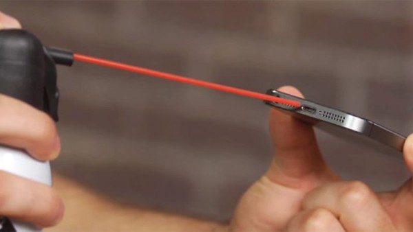 Dùng que vệ sinh chuyên dụng để làm sạch bụi bẩn trong cổng sạc