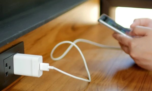 Sử dụng sạc và dây cáp iPhone do Apple cung cấp