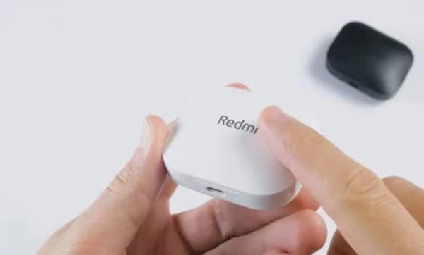 Nhấn giữ nút trên hộp sạc