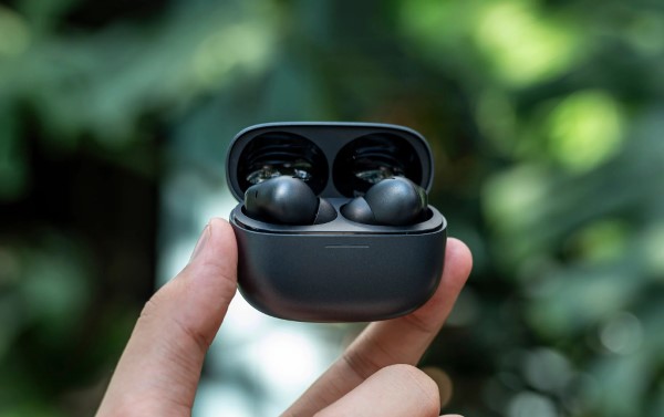 Mở nắp hộp sạc và giữ nút chức năng trong 2 giây 