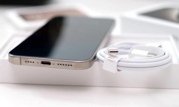 Thường xuyên vệ sinh cổng sạc đúng cách