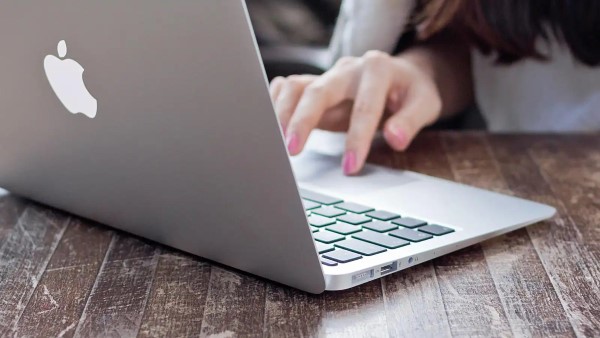 Số lượng cổng kết nối giữa MacBook Air và MacBook Pro là khác nhau