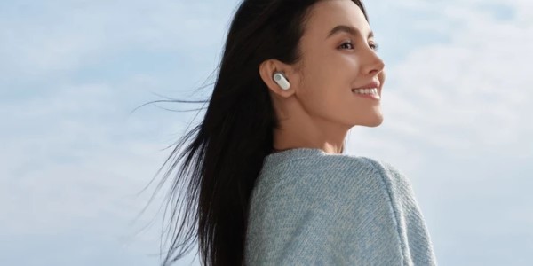 Người dùng chỉ cần chạm nhẹ là có thể điều khiển tai nghe