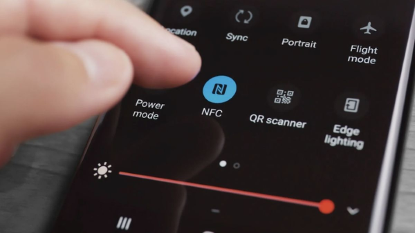 Nhấn vào biểu tượng NFC để bật hoặc tắt trên thanh thông bảo