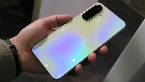 Galaxy A36 gây ấn tượng nhờ thiết kế tối giản và sang trọng