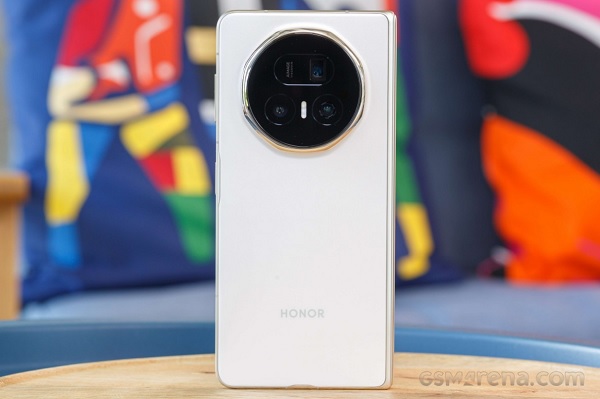 Magic V5 gây ấn tượng khi sở hữu độ mỏng chỉ 8.8mm khi gập