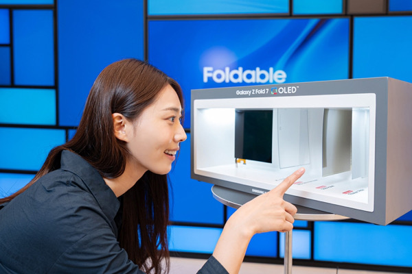 Để đạt được độ bền 500.000 lần, Samsung đã thực hiện nhiều cải tiến về màn hình