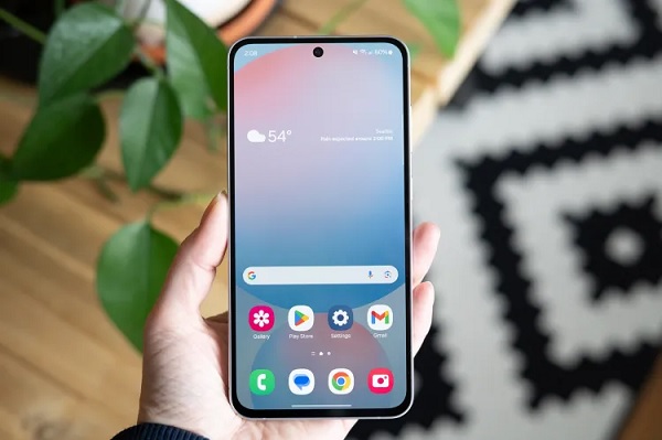 Galaxy S24 FE gây ấn tượng với kích thước màn hình lớn và độ sáng cao