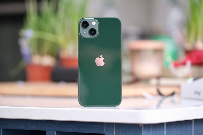 iPhone 13 chỉ sở hữu camera chính và camera góc siêu rộng có cùng độ phân giải 12MP