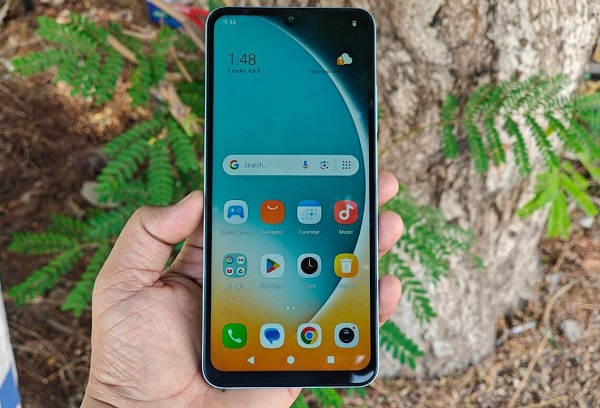 POCO C71 sở hữu màn hình rộng lớn, tần số quét 120Hz mượt mà hơn so với đối thủ