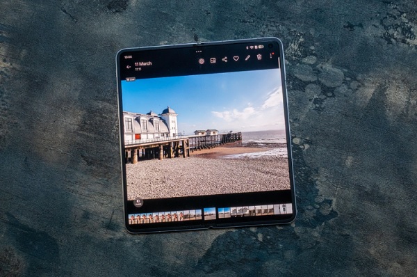 Màn hình chính của Find N5 có kích thước và độ phân giải lớn hơn, của Find N5 có độ sáng vượt trội hơn