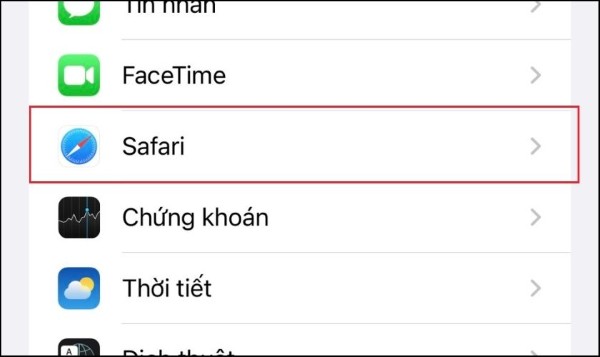 Chọn Safari trong Cài đặt (Settings)