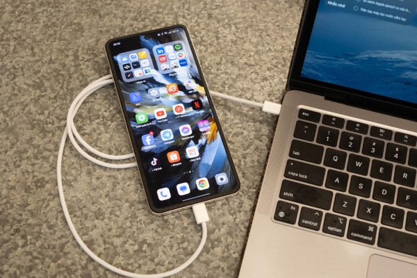 Kết nối dây USB từ điện thoại với cổng USB của máy tính