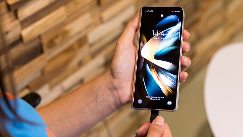 Rút cáp sạc bằng cách cầm vào phần đầu cáp và kéo nhẹ nhàng theo hướng thẳng