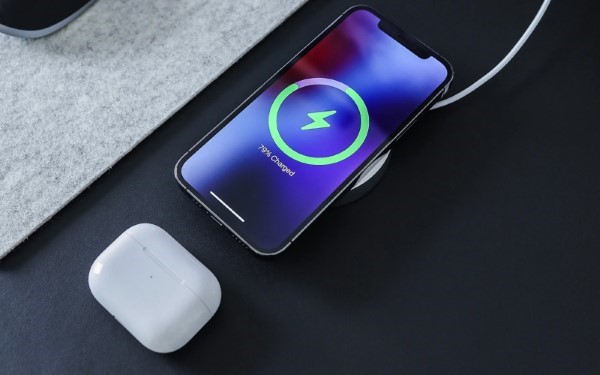 Sử dụng sạc không dây hỗ trợ sạc nhanh